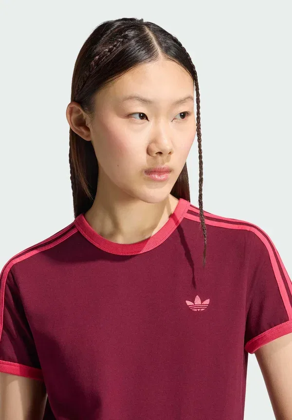 Футболка Adidas Originals 3S Tee Slim Print, цвет бордовый с розовым — фото 3