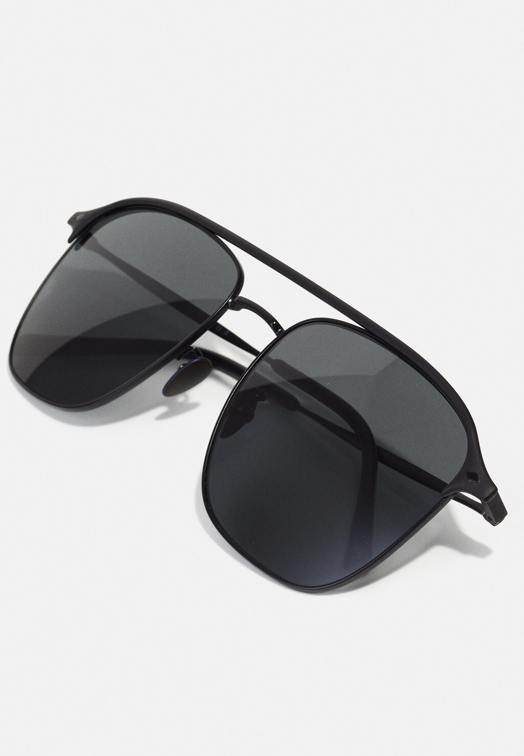 

Солнцезащитные очки Giorgio Armani, черные