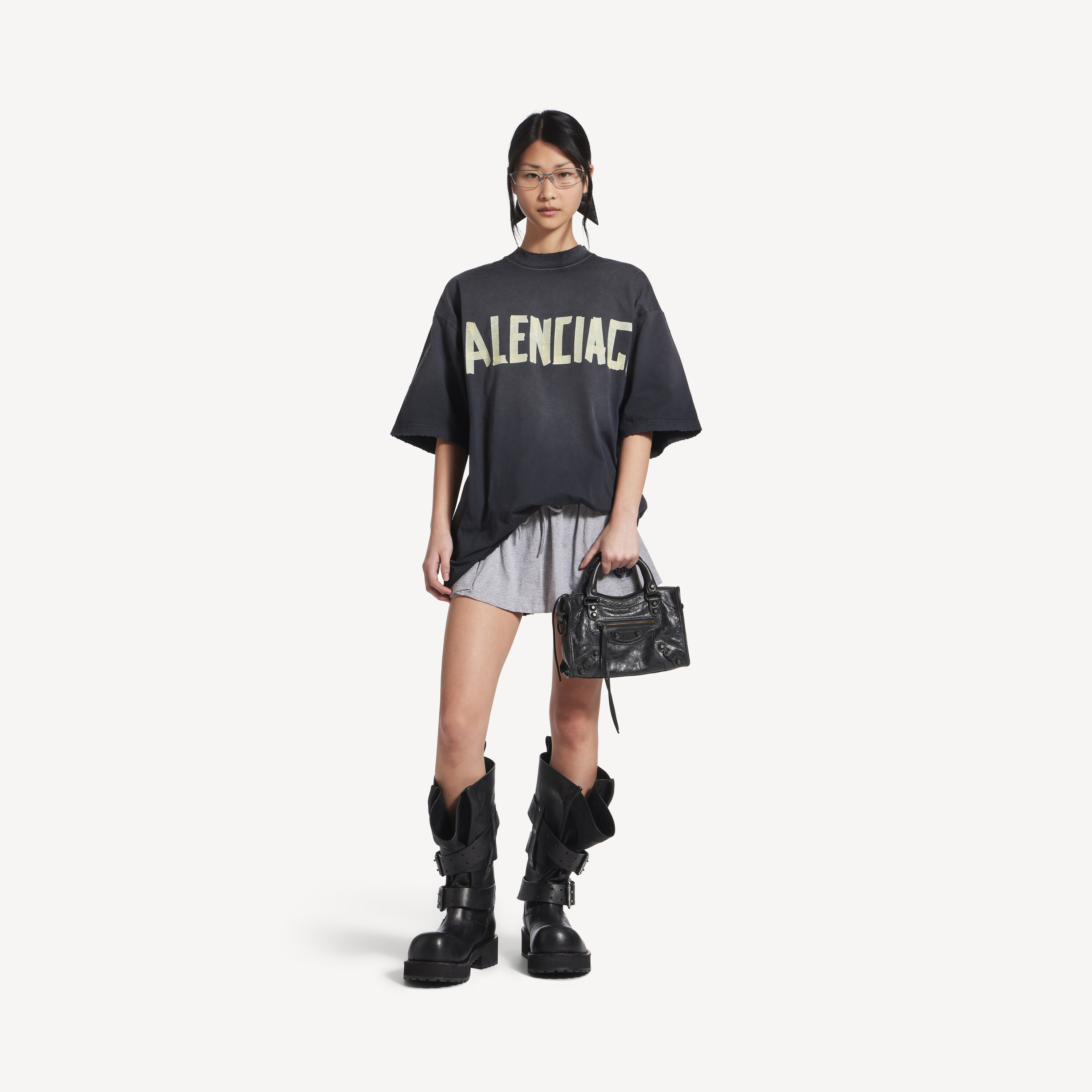 BALENCIAGA Футболка Tape Type свободного кроя среднего размера, черного выцветшего цвета — фото 4