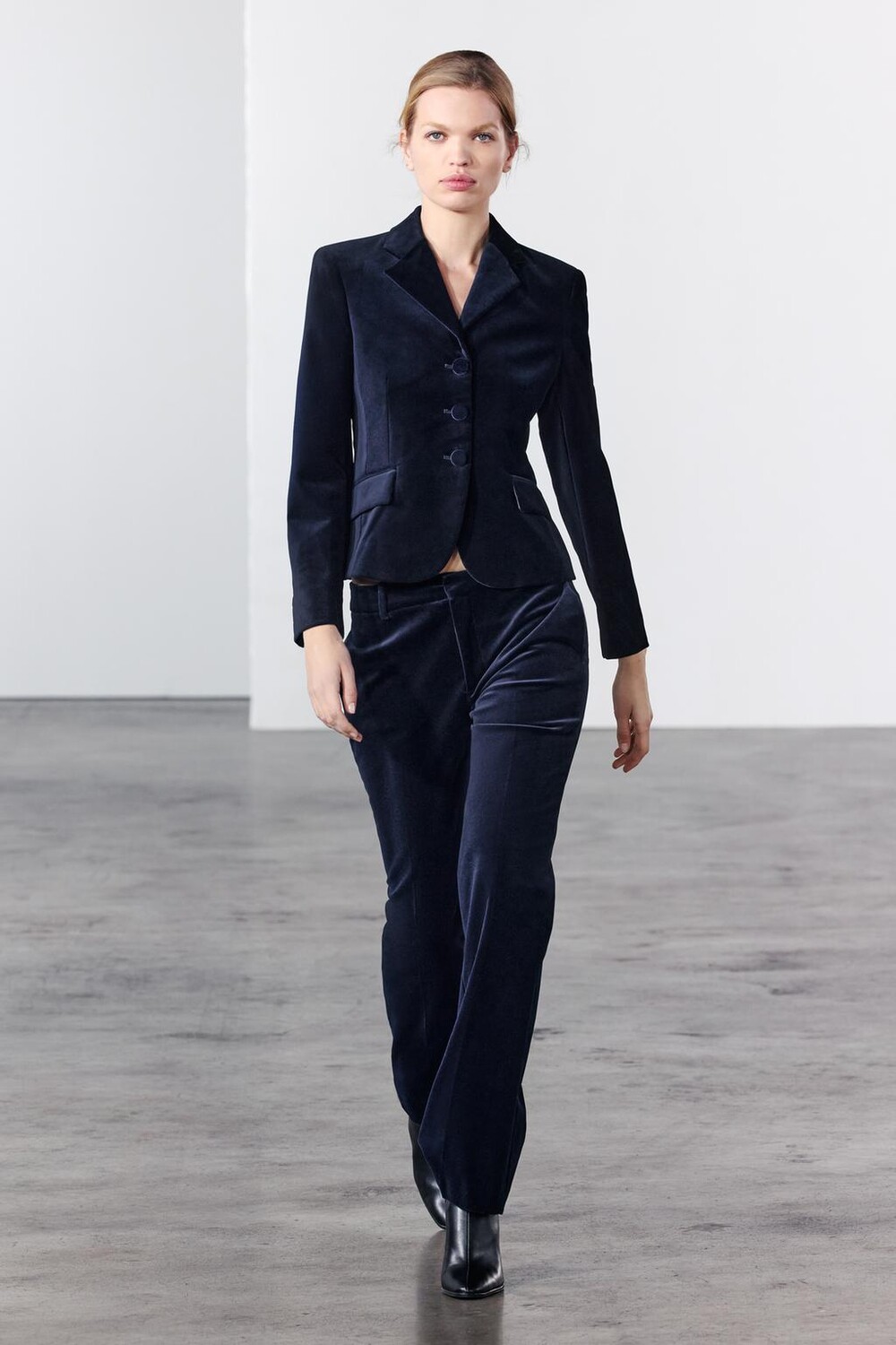 

Брюки прямого кроя из бархата ZARA, синий