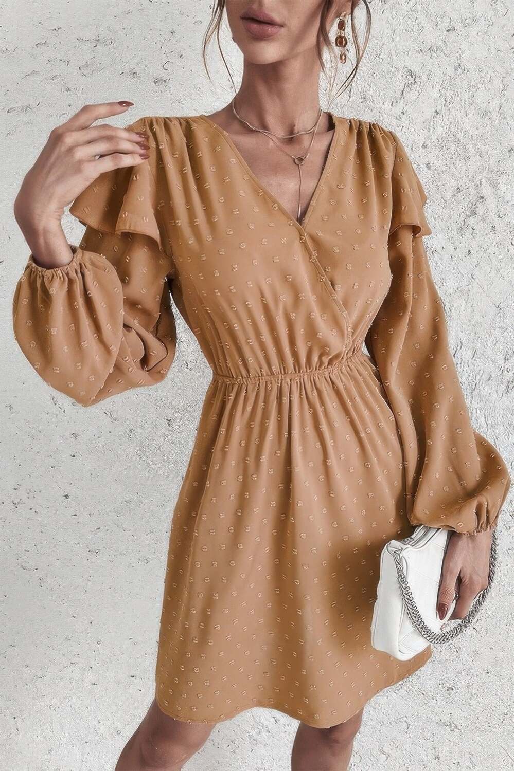 

Платье миди с рюшами на плечах и V-образным вырезом в горошек TRUEDAMES, хаки