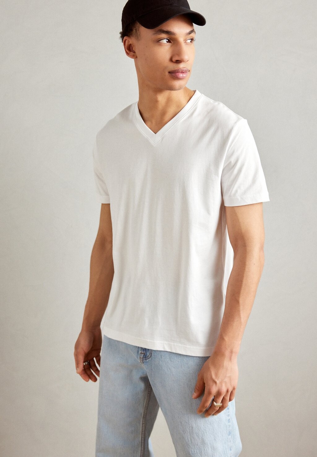 

Футболка базовая V-NECK REGULAR FIT Esprit, цвет white