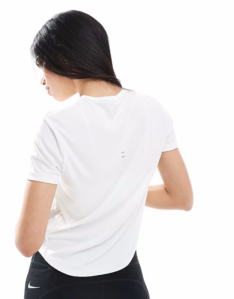 Футболка Nike Running Tempo Dri-Fit белого цвета — фото 4
