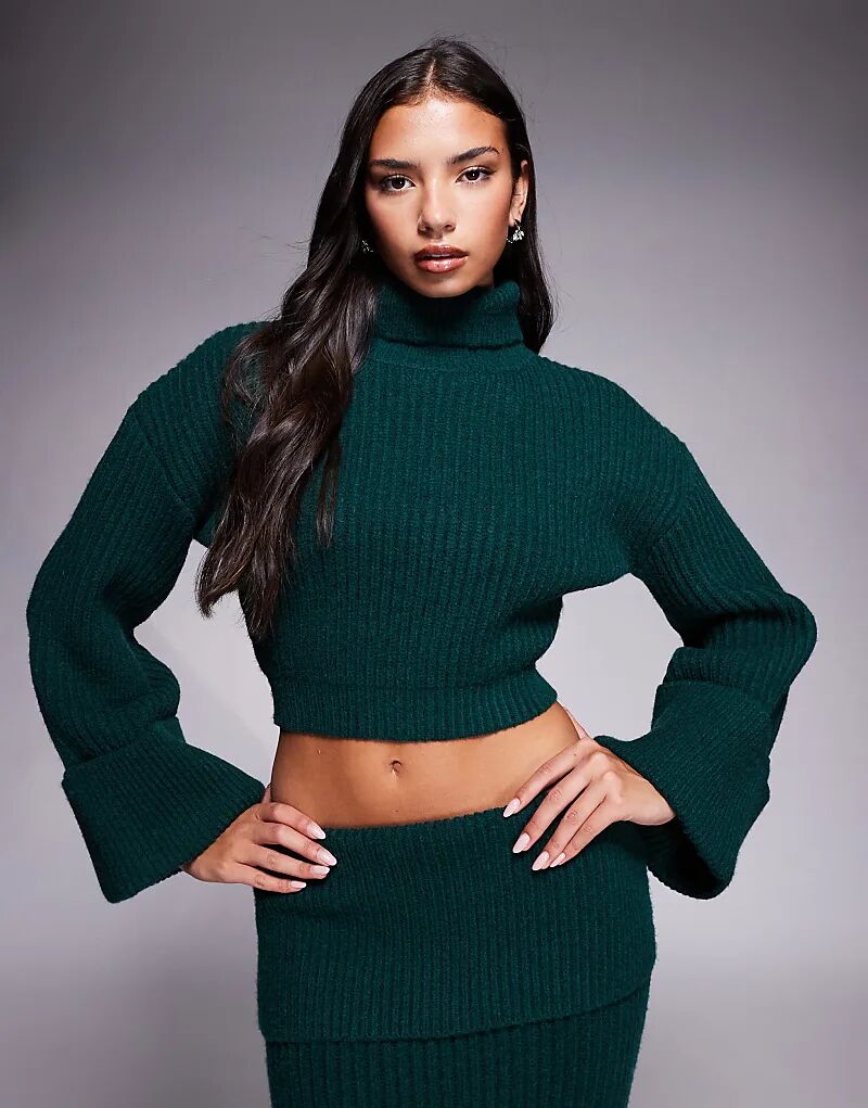 

Эксклюзивный укороченный джемпер Mabel от Wanderdoll с водолазкой и широкими отворотами на рукавах в цвете «лесной зеленый»