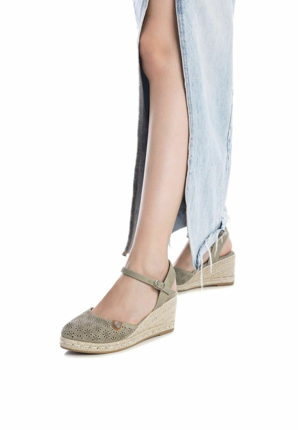 Босоножки на платформе Scarpe con plateau Refresh, цвет Kakhi
