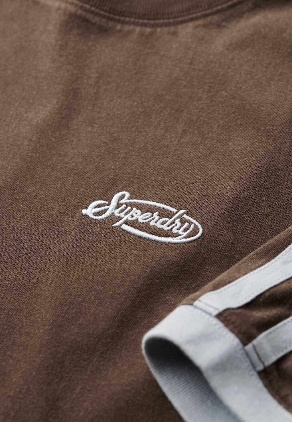 

Футболка с принтом ESSENTIAL RETRO STRIPED Superdry, коричневый