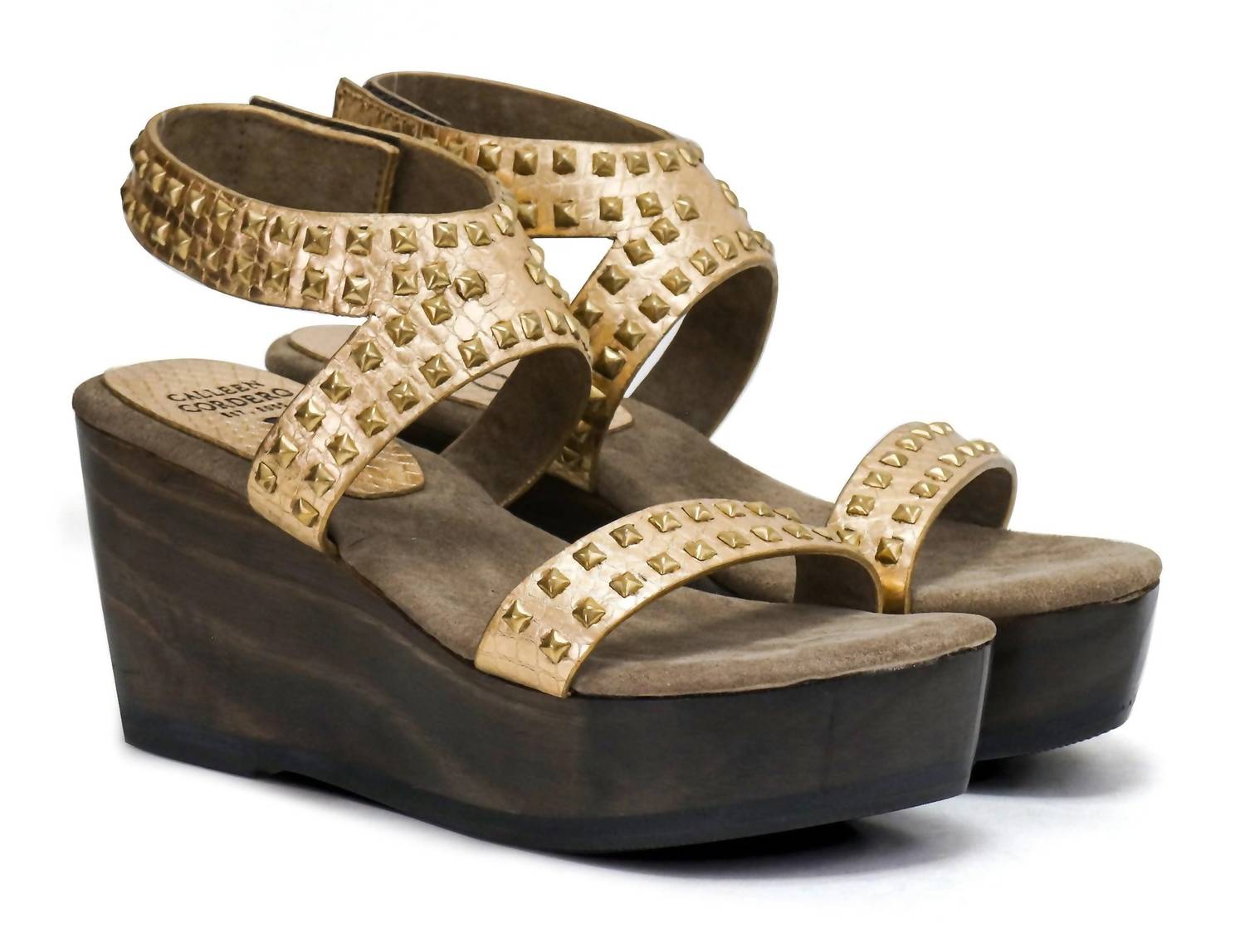 Женские босоножки Mesa Wedge с золотым питоном и латунными деталями Calleen Cordero, золотой — фото 2