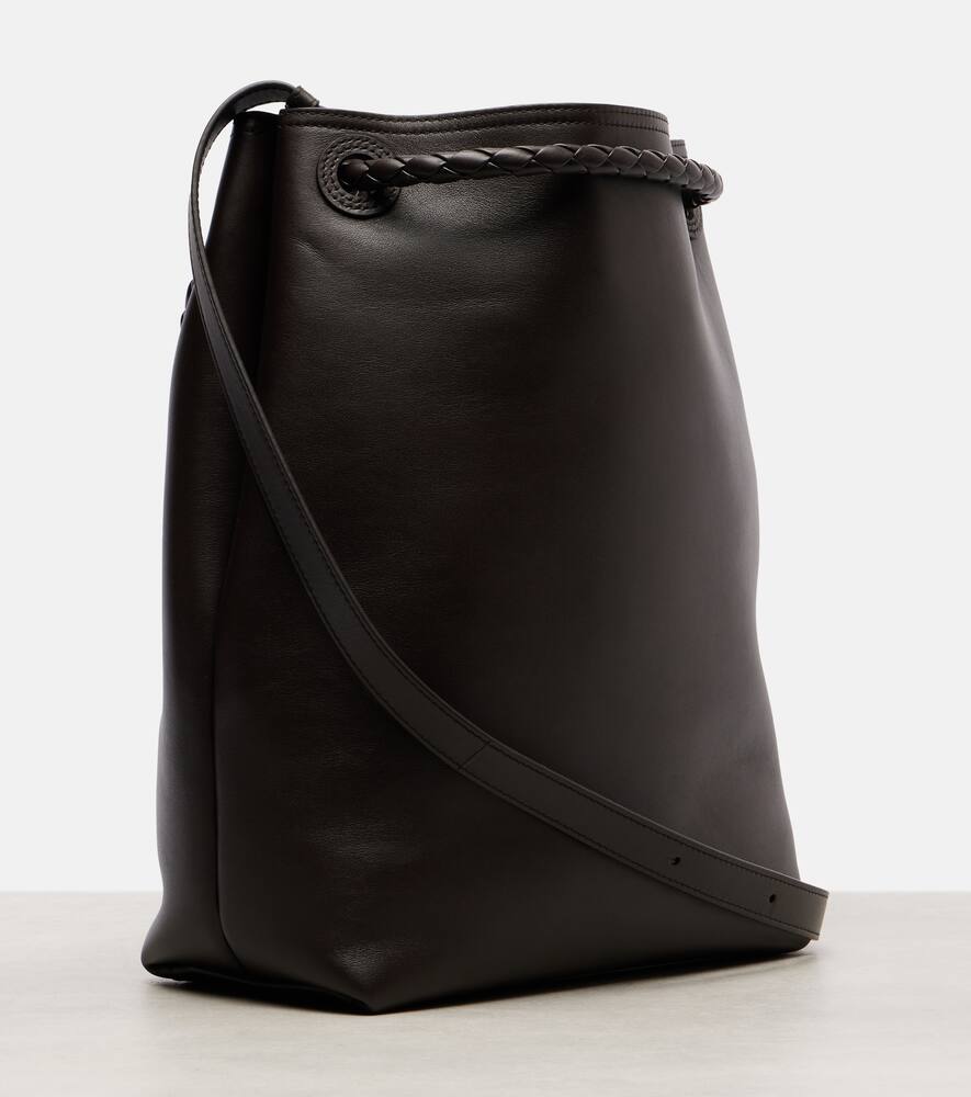 Кожаная сумка-ведерко Andiamo Small Bottega Veneta, Fondant-M Brass — фото 4