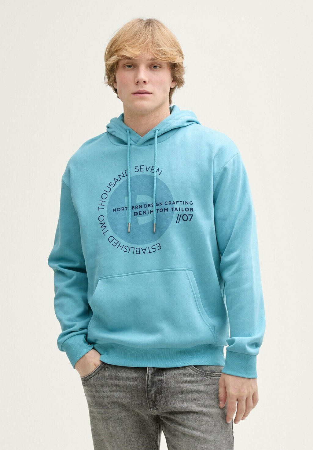 

Толстовка MIT PRINT con cappuccio TOM TAILOR DENIM, синий