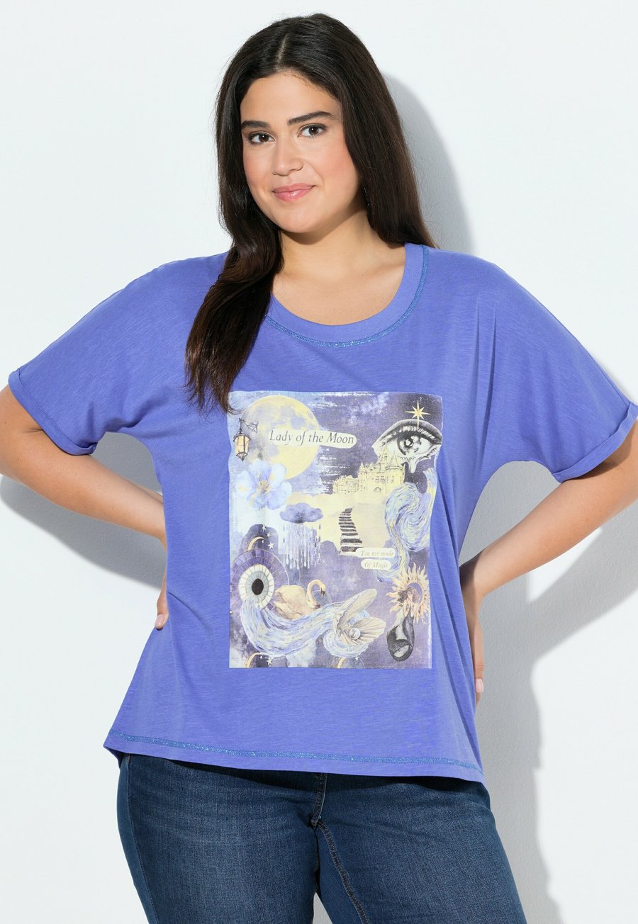 

Футболка Ulla Popken OF THE MOON SHORT SLEEVE GRAPHIC, Lavender/Blue, Синий, Футболка Ulla Popken OF THE MOON SHORT SLEEVE GRAPHIC, Lavender/Blue