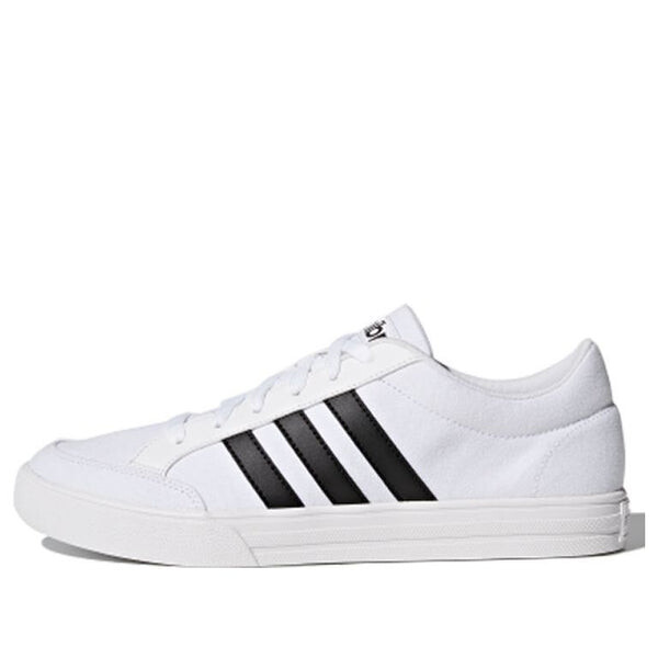 

Кроссовки против комплекта Adidas, белый