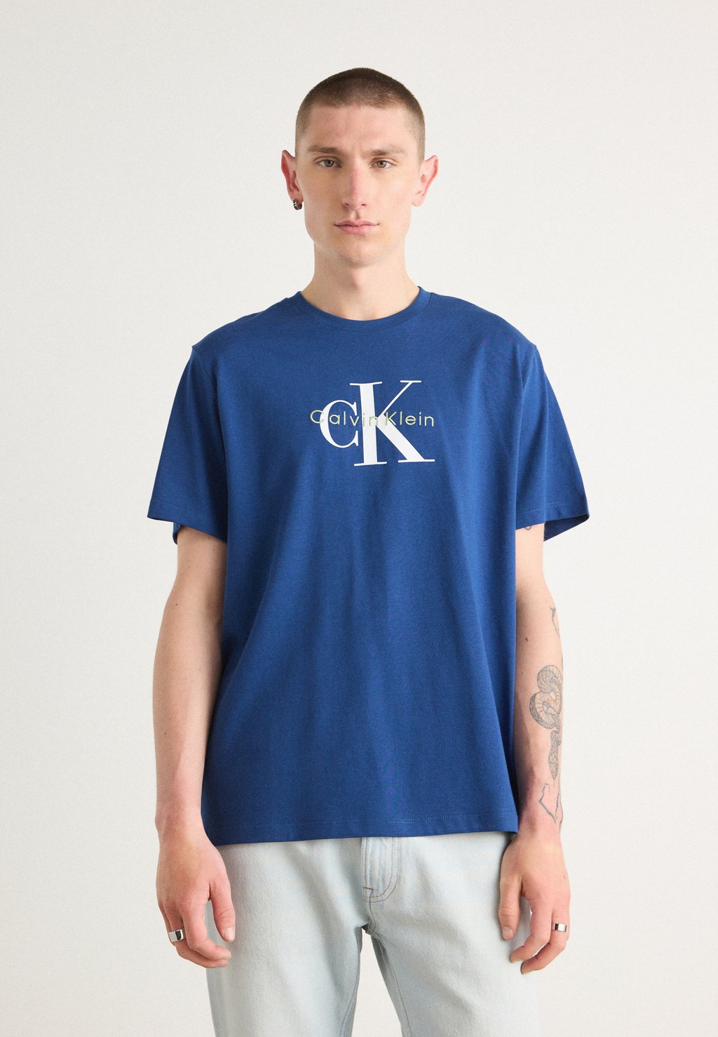 

Футболка с принтом HERO MONOLOGO TEE Calvin Klein Jeans, синий