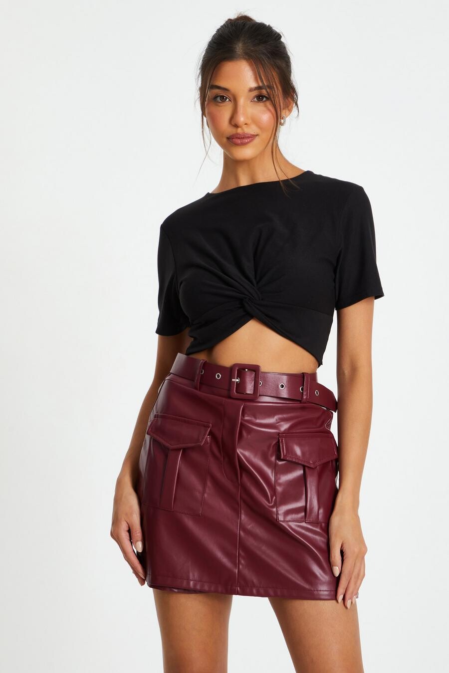 

Черный укороченный топ с крестом спереди QUIZ Clothing