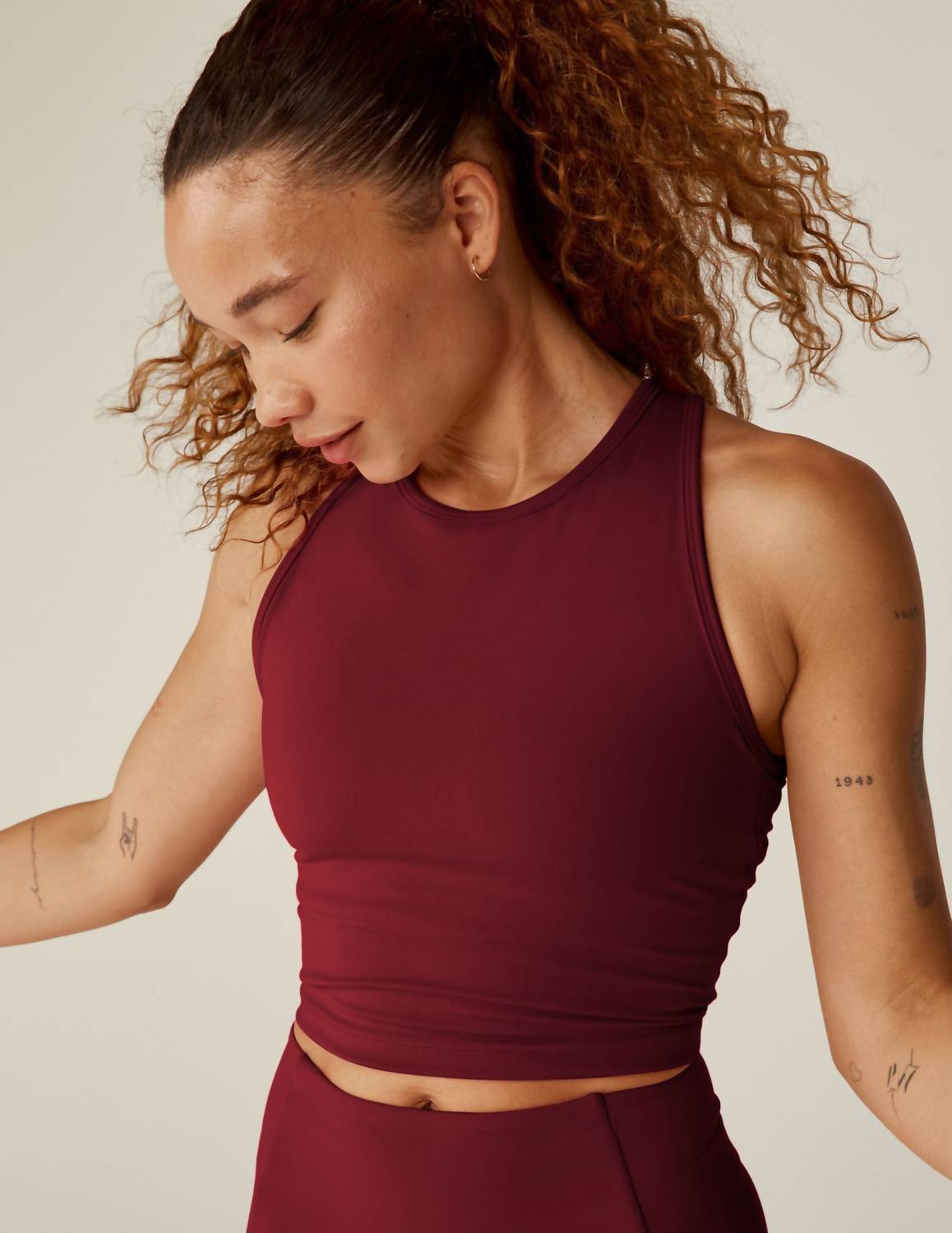 

Cropped топ Power Beyond Strive в цвете мерло BEYOND YOGA, Merlot