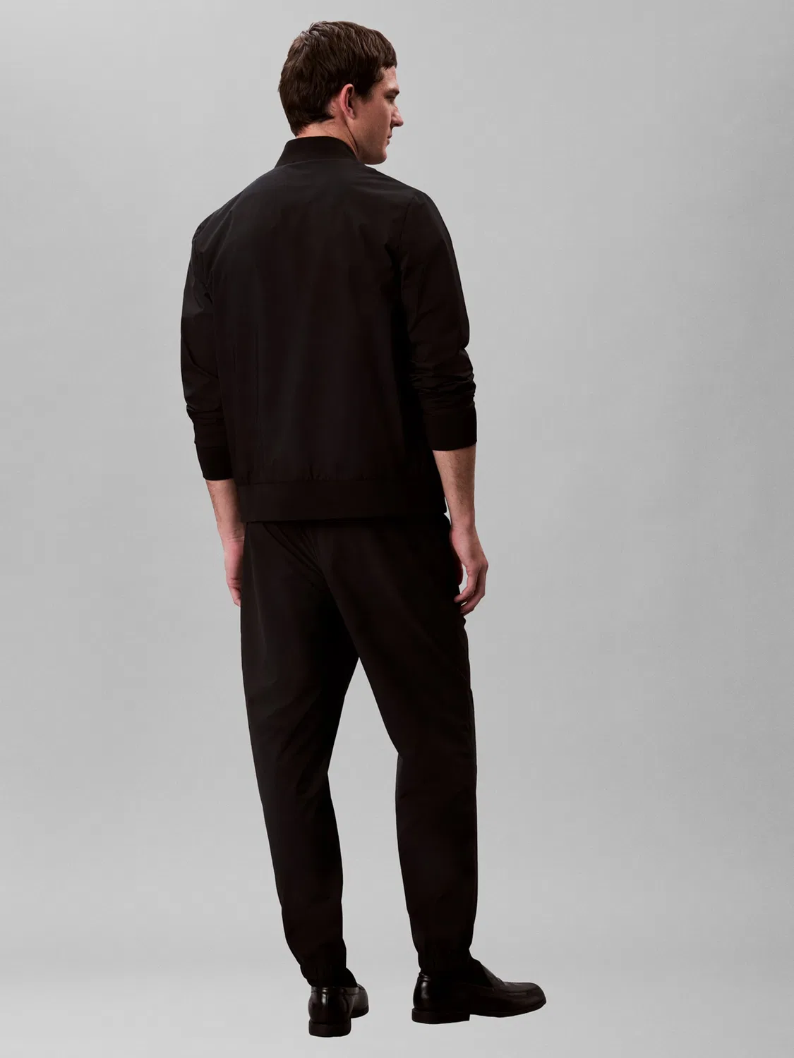 Брюки Calvin Klein Regular Pants Slim Fit Tech Pull-on черного цвета — фото 3