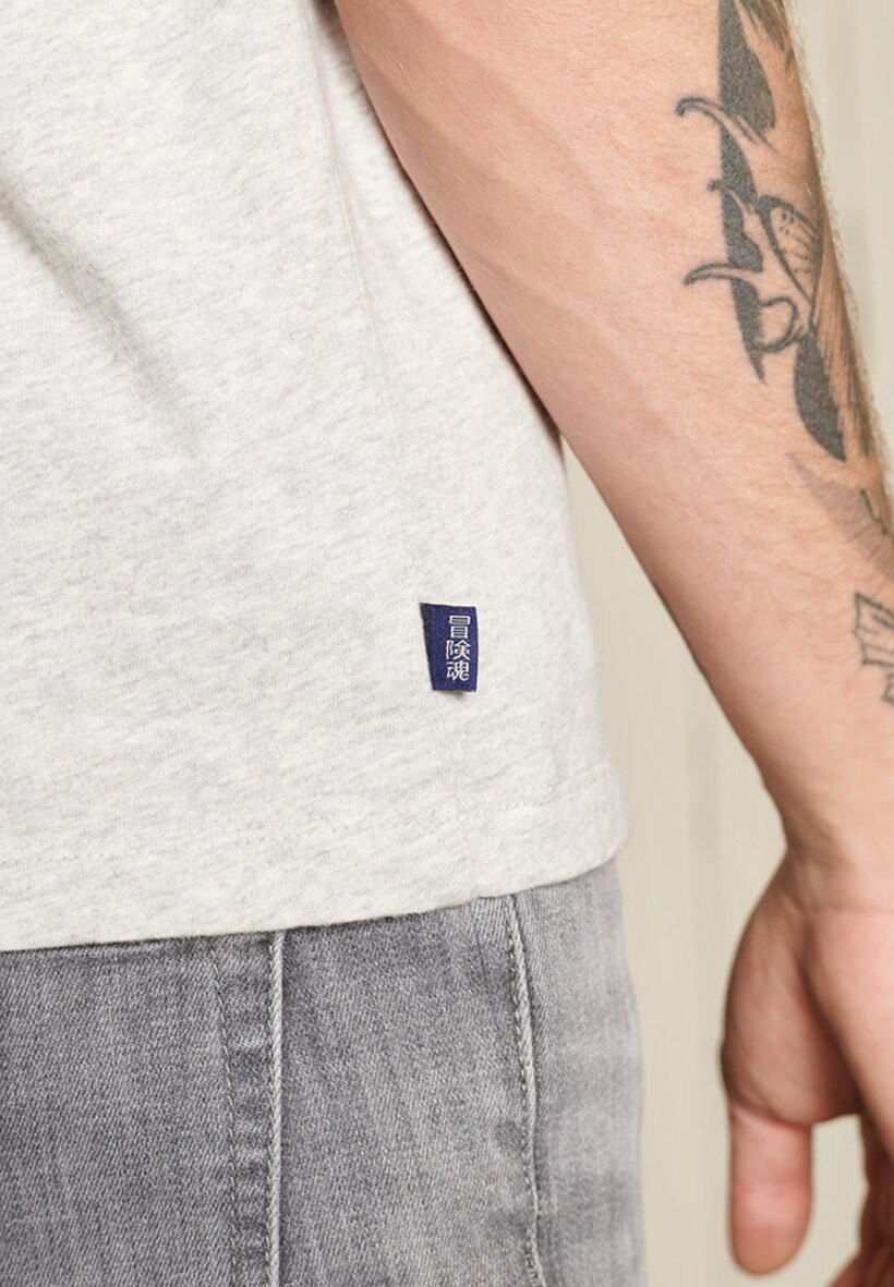 Футболка базовая VINTAGE LOGO V-NECK Superdry, цвет glacier grey marl — фото 4