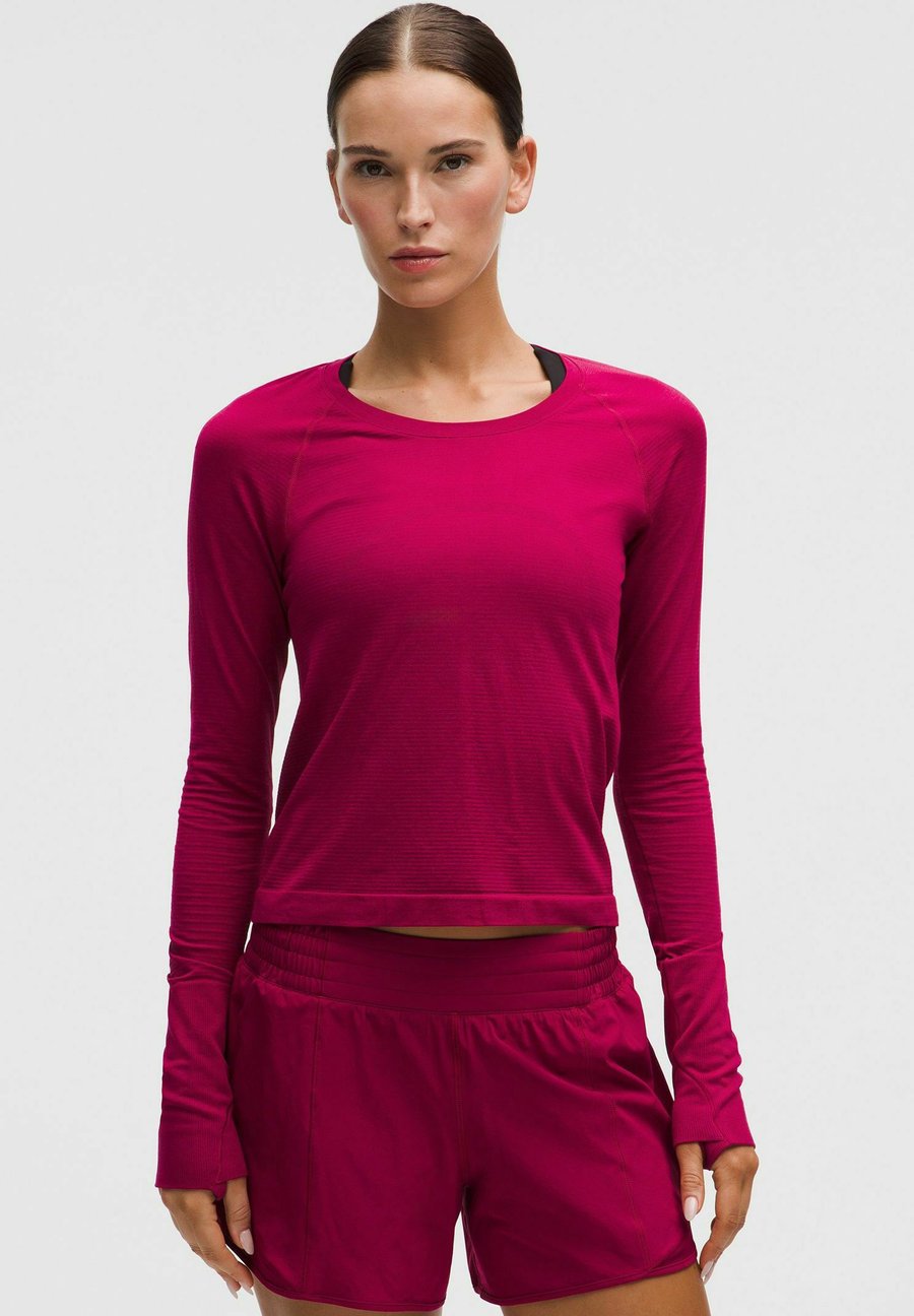 

Топ lululemon SWIFTLY TECH LONG SLEEVE 2.0 RACE, Berry Rumble Berry Rumble/Red