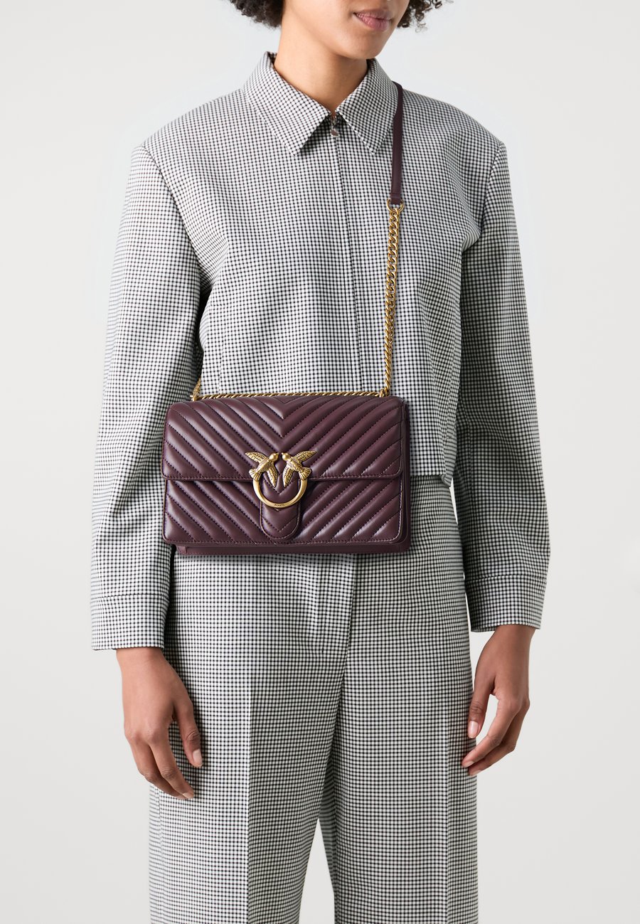 

Сумка кросс-боди Pinko LOVE ONE CLASSIC, Amaro/Antique Gold-Coloured/Brown