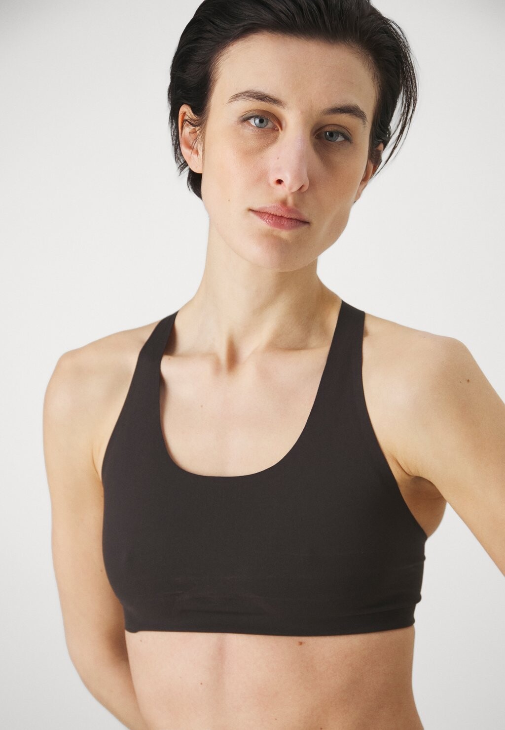 Спортивный бюстгальтер с легкой поддержкой LIVE SIMPLY BRA Patagonia, цвет black — фото 4