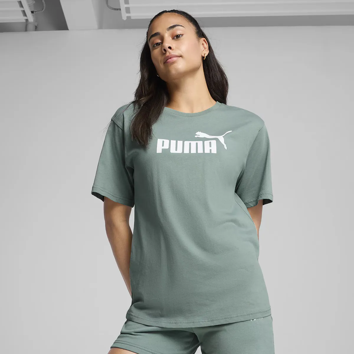 

Футболка свободного покроя с логотипом Puma ESS No. 1 для женщин, зеленый