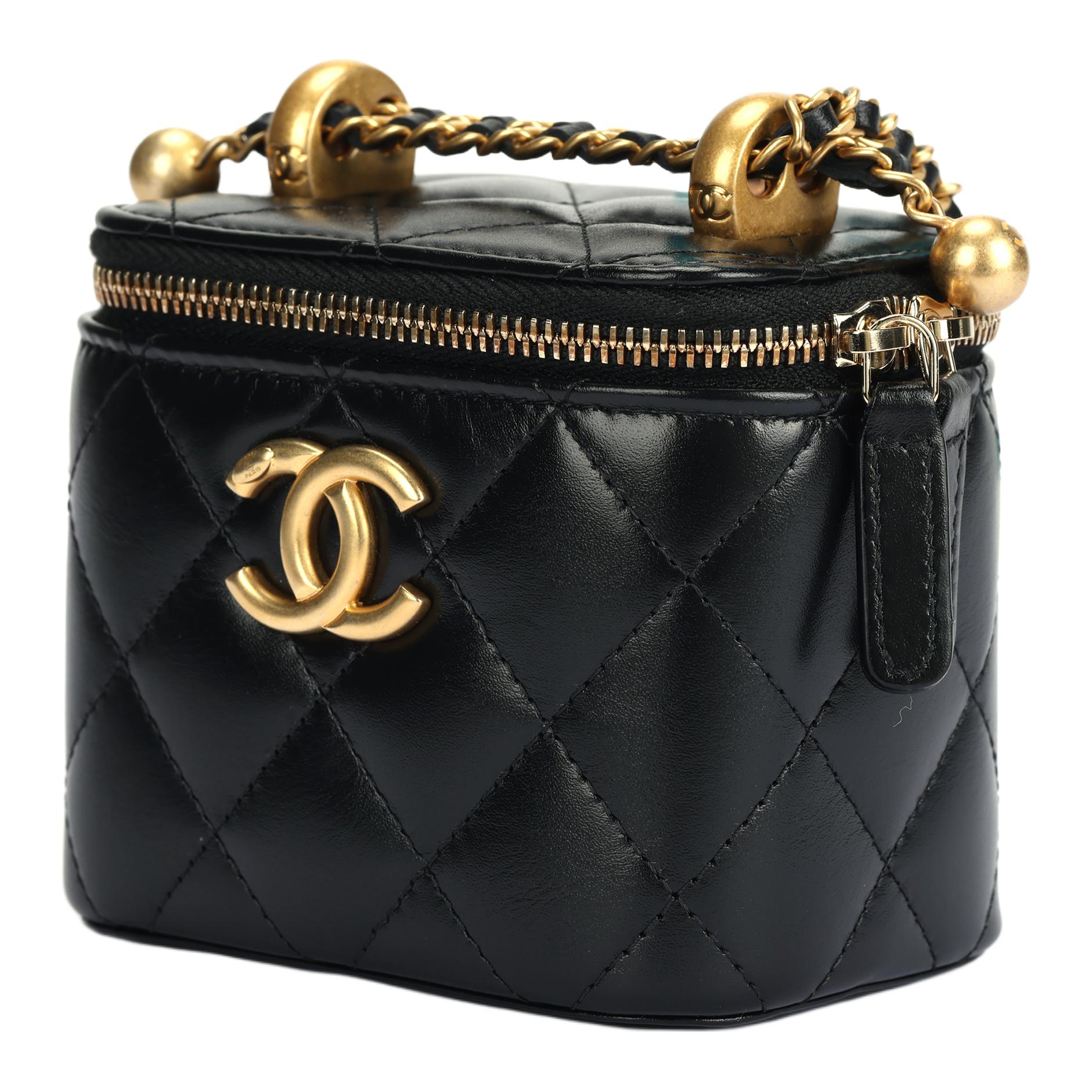 CHANEL Косметичка Smooth Finish Calfskin & Gold Metal Crossbody Small, черная — фото 2