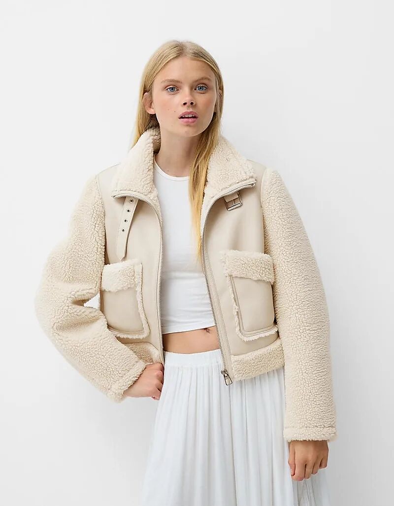 

Куртка из овчины и искусственной кожи кремового цвета Bershka