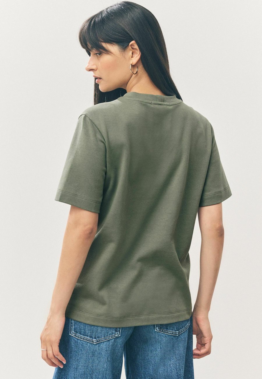 Футболка Next HEAVYWEIGHT SHORT SLEEVE CREW NECK, Khaki Green/Khaki — фото 3