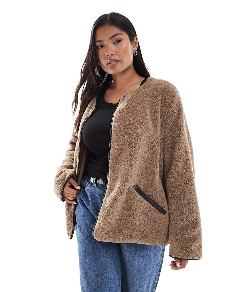 

Легкая контрастная куртка-тедди Vero Moda Curve бежевого цвета