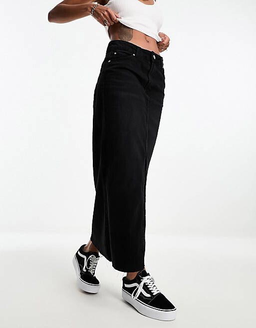 

Черная джинсовая юбка миди с необработанным краем и разрезом по краю Bershka