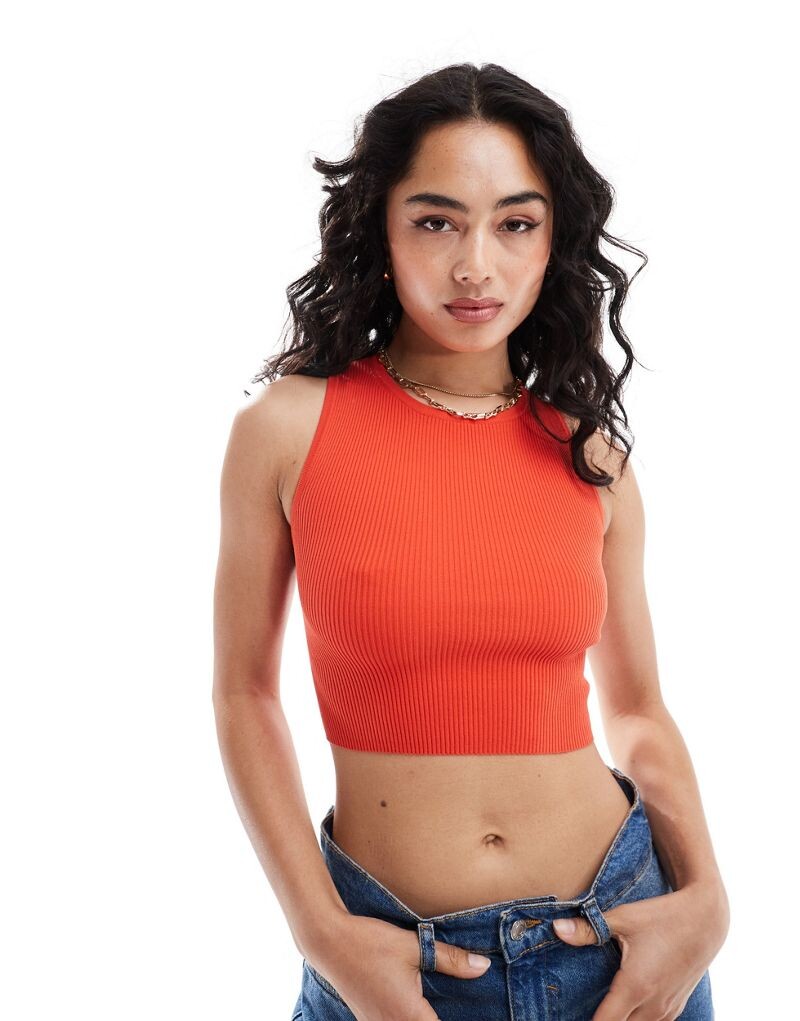 

Красный вязаный топ с круглым вырезом и открытой спиной Bershka