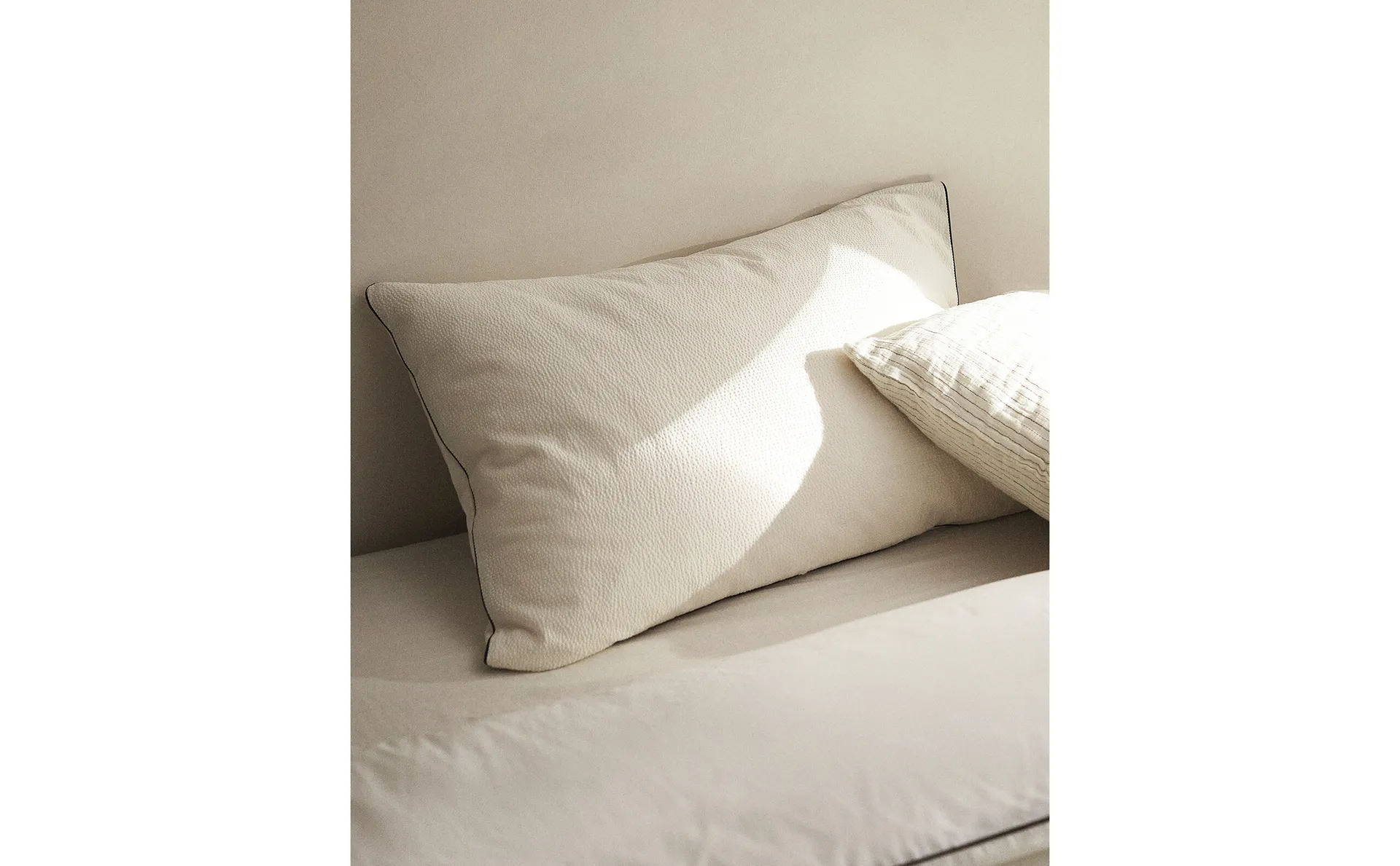 

Наволочка из сирсакера Zara Home, экрю