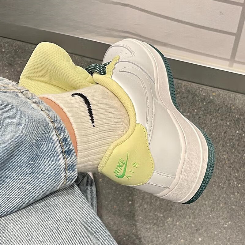Кроссовки Air Force 1 Low "Padded Tongue" GS Nike, белый/зеленый — фото 4