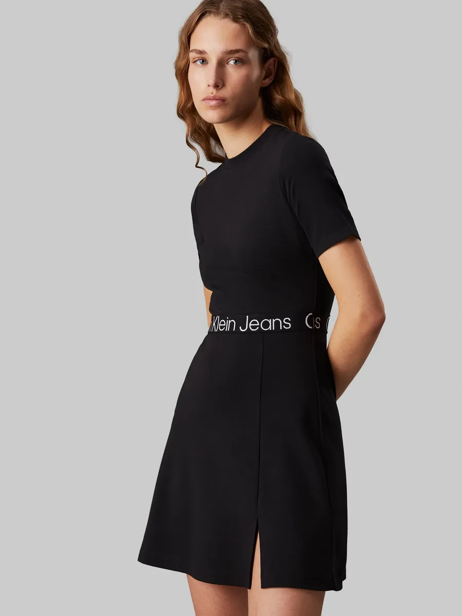 

Платье приталенного кроя Calvin Klein Jeans "TAPE MILANO SHORT SLEEVE DRESS", с надписью-логотипом, цвет Ck Black