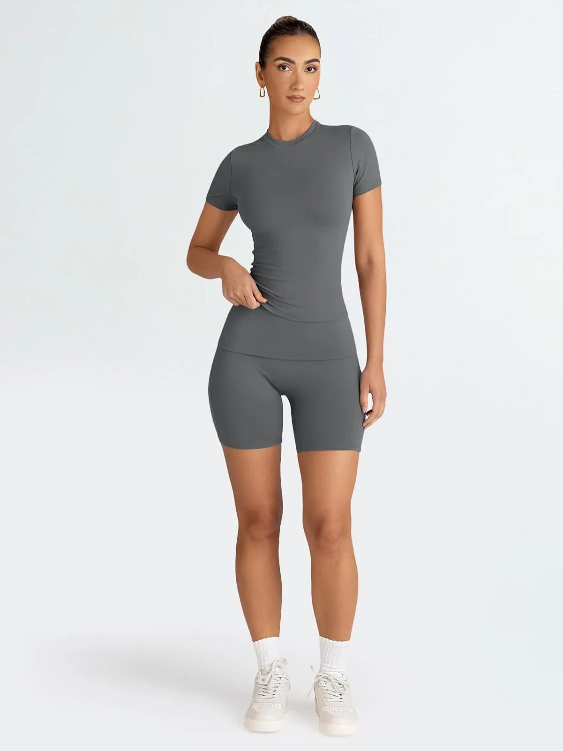 Trendy Queen Модный комплект из двух предметов для летних тренировок, спортивный костюм, шорты, одежда для пилатеса и йоги, одежда для прогулок, весенняя спортивная удобная одежда для активного отдыха, темно-серый — фото 4