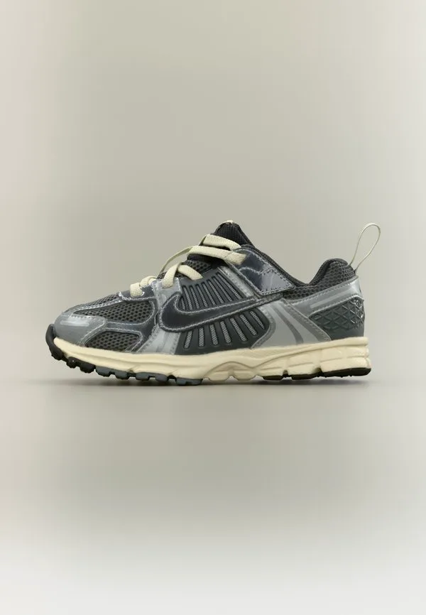 Унисекс кроссовки vomero 5 Nike Sportswear, Iron Grey/Chrome/Metallic Silver-Coloured/Coconut Milk