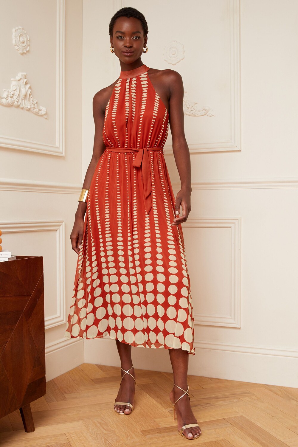 

Плиссированное платье миди с поясом-бретелькой и принтом Love & Roses