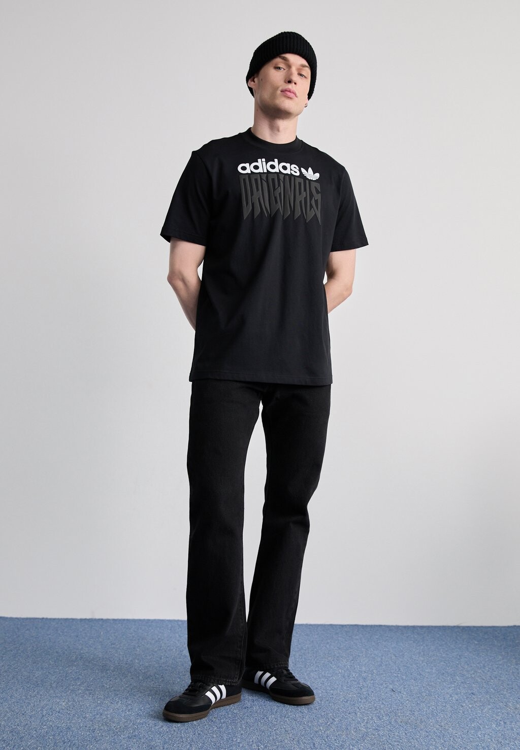 

Футболка с принтом adidas Originals, черная