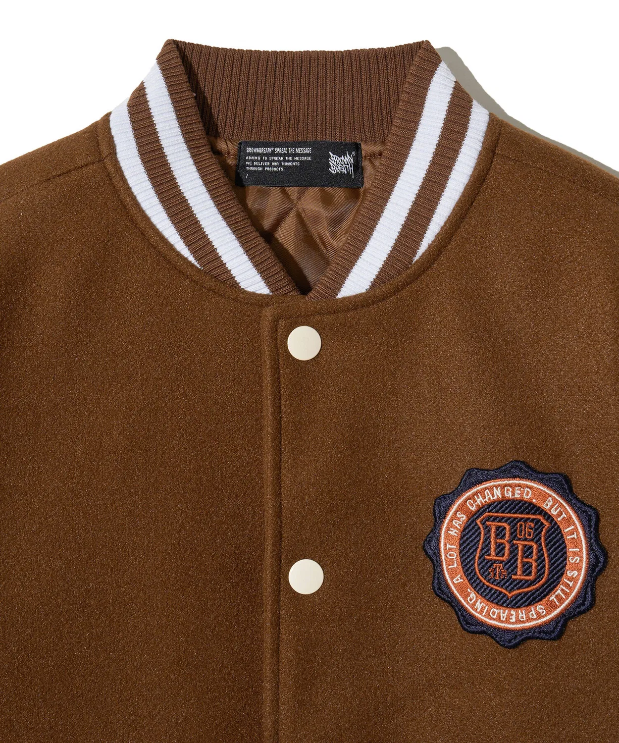 Детская коричневая университетская куртка с нашивками от Brownbreath Kids — фото 4