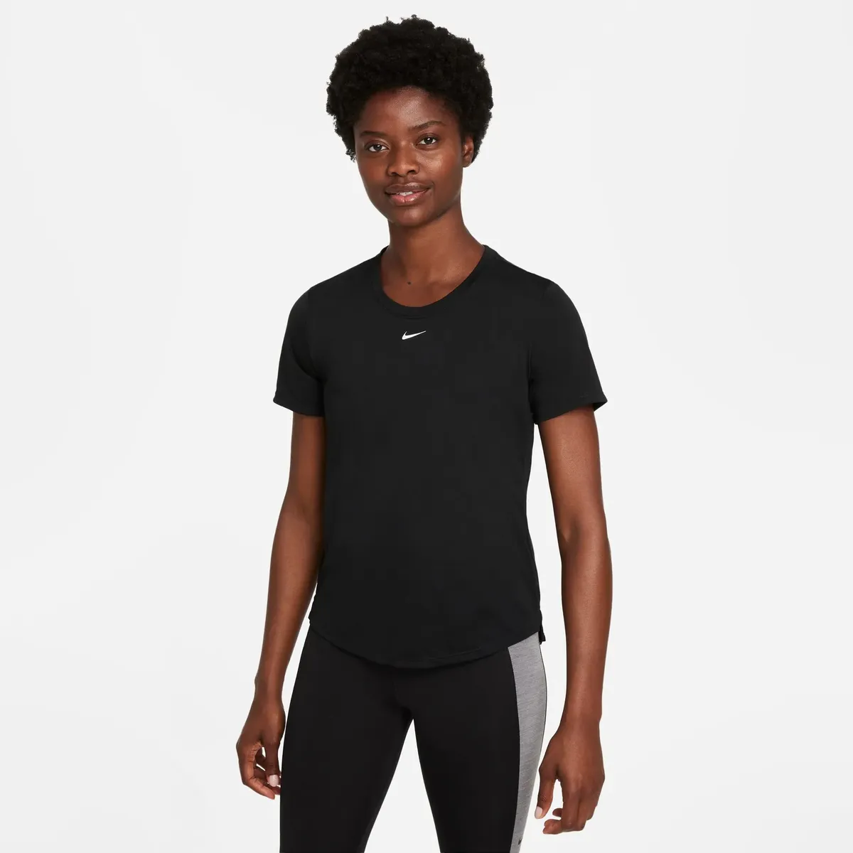 

Тренировочная рубашка Nike "DRI-FIT ONE WOMEN'S STANDARD FIT SHORT-SLEEVE TOP", черный