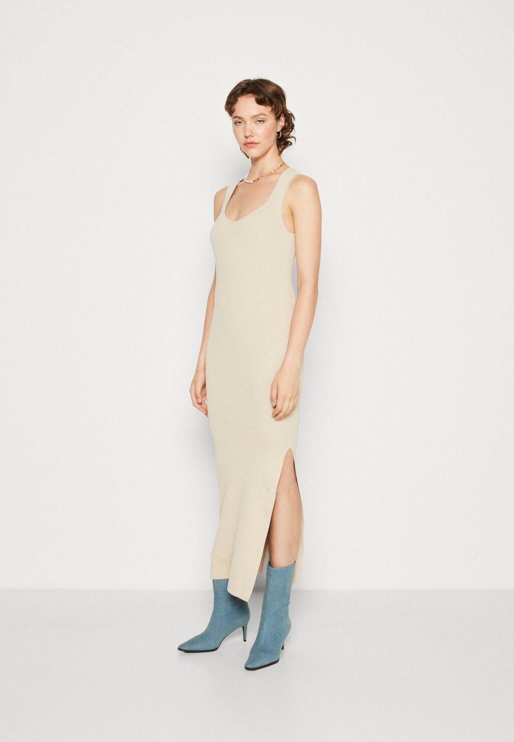

Широкое платье NA-KD LILLIE GRACE SIDE SLIT DRESS, цвет light beige