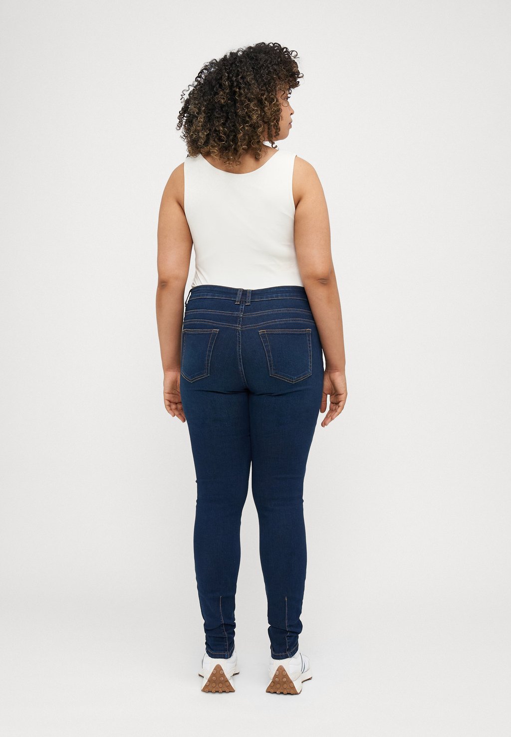 

Джинсы облегающие CARHUSH MID WAIST YOKE ONLY Carmakoma, темно-синий деним