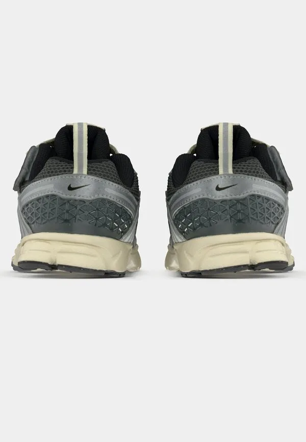 Унисекс кроссовки vomero 5 Nike Sportswear, Iron Grey/Chrome/Metallic Silver-Coloured/Coconut Milk — фото 4