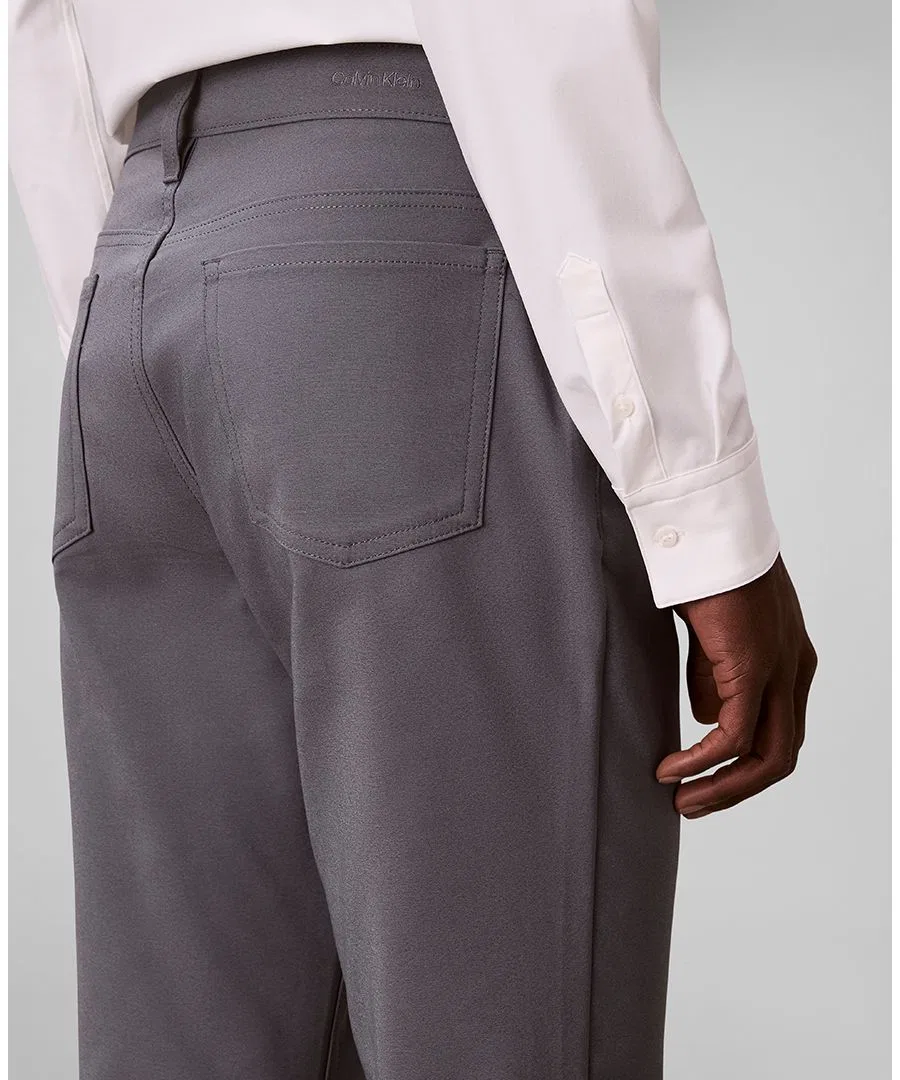 Мужской комплект: брюки CK Move 365 Slim-Fit Performance Stretch и рубашка с длинными рукавами из шамбре Slim-Fit на пуговицах Calvin Klein, темно-синий — фото 4