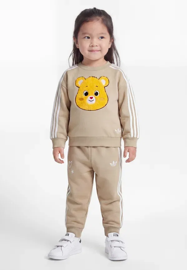 Спортивный костюм Care Bears свободного кроя унисекс Adidas Originals, хаки