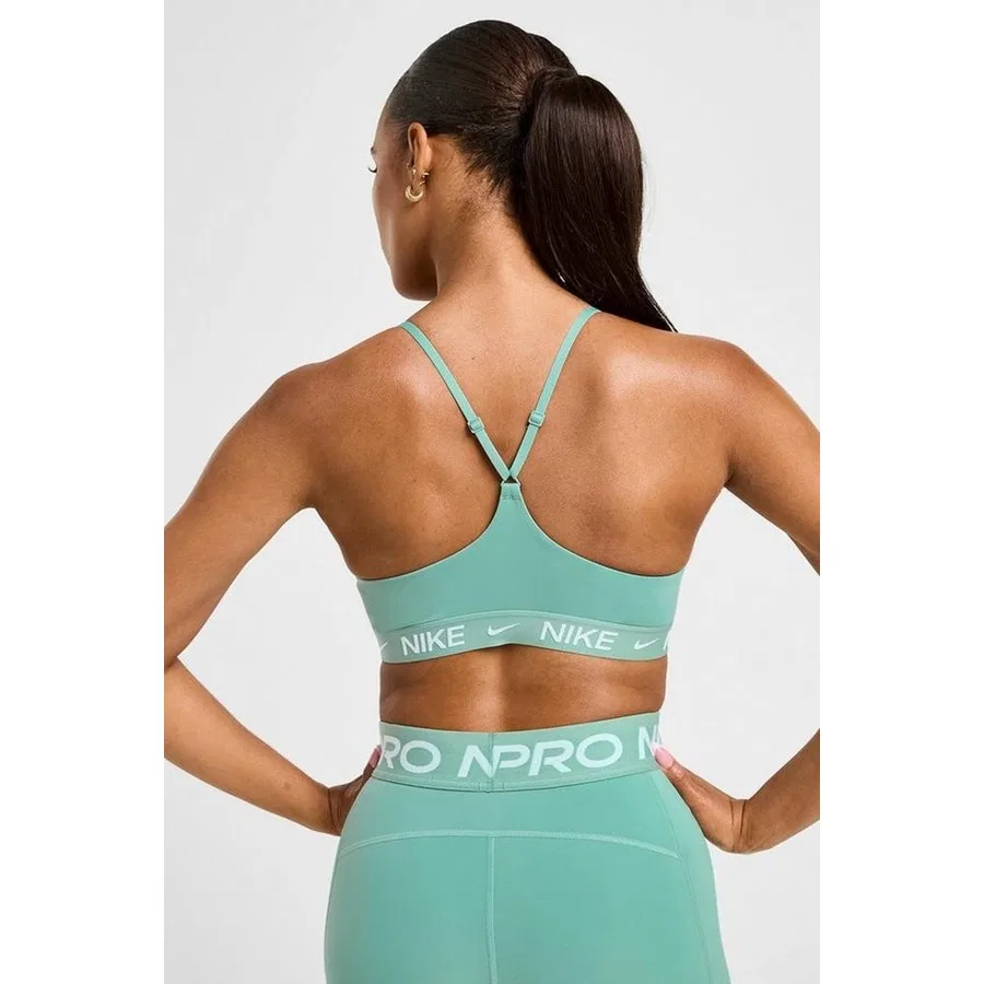 Спортивный бюстгальтер с легкой поддержкой и съемными чашками Nike Indy Light-Support Padded Adjustable Sports Bra, Зеленый — фото 2