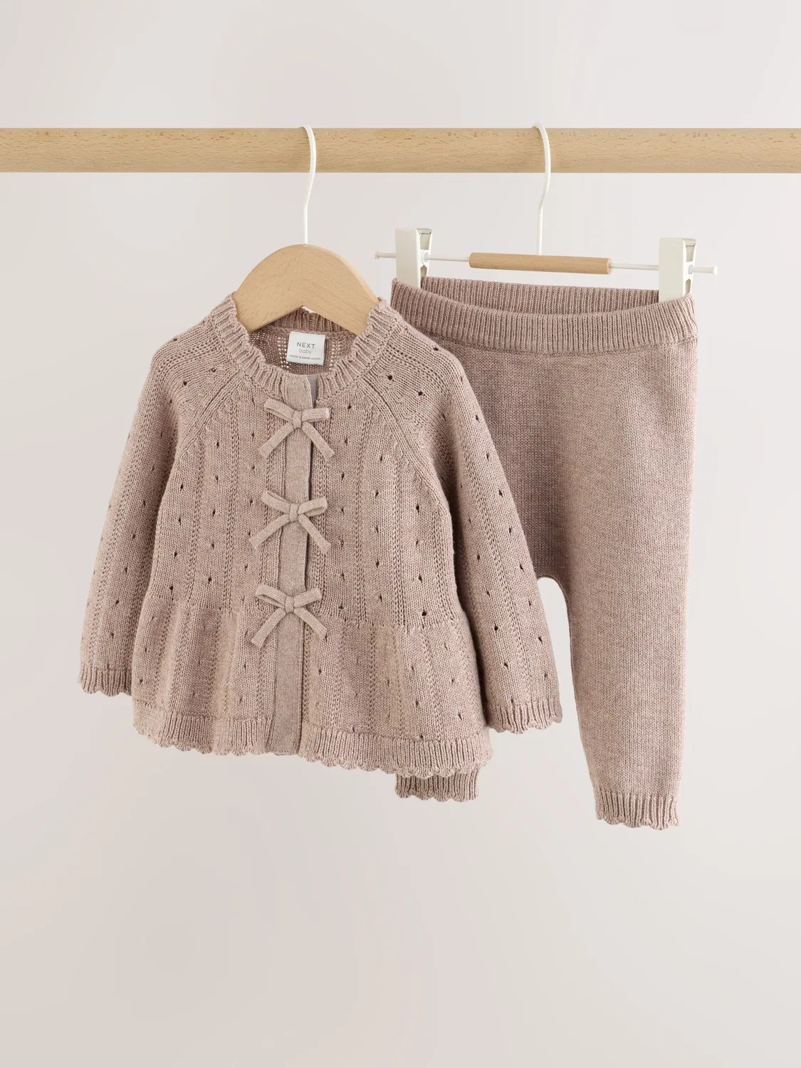 Next Шоколадно-коричневый вязаный бантик с оборками для малышей Cardigan & Leggings Набор из 2 предметов (0 мес.-2 года)