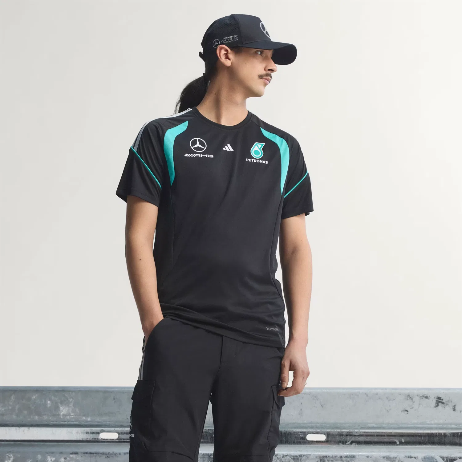 Мужская футболка приталенного кроя Mercedes - AMG Petronas Formula 1 Team Mechanics Jersey Adidas Performance, черный/черный
