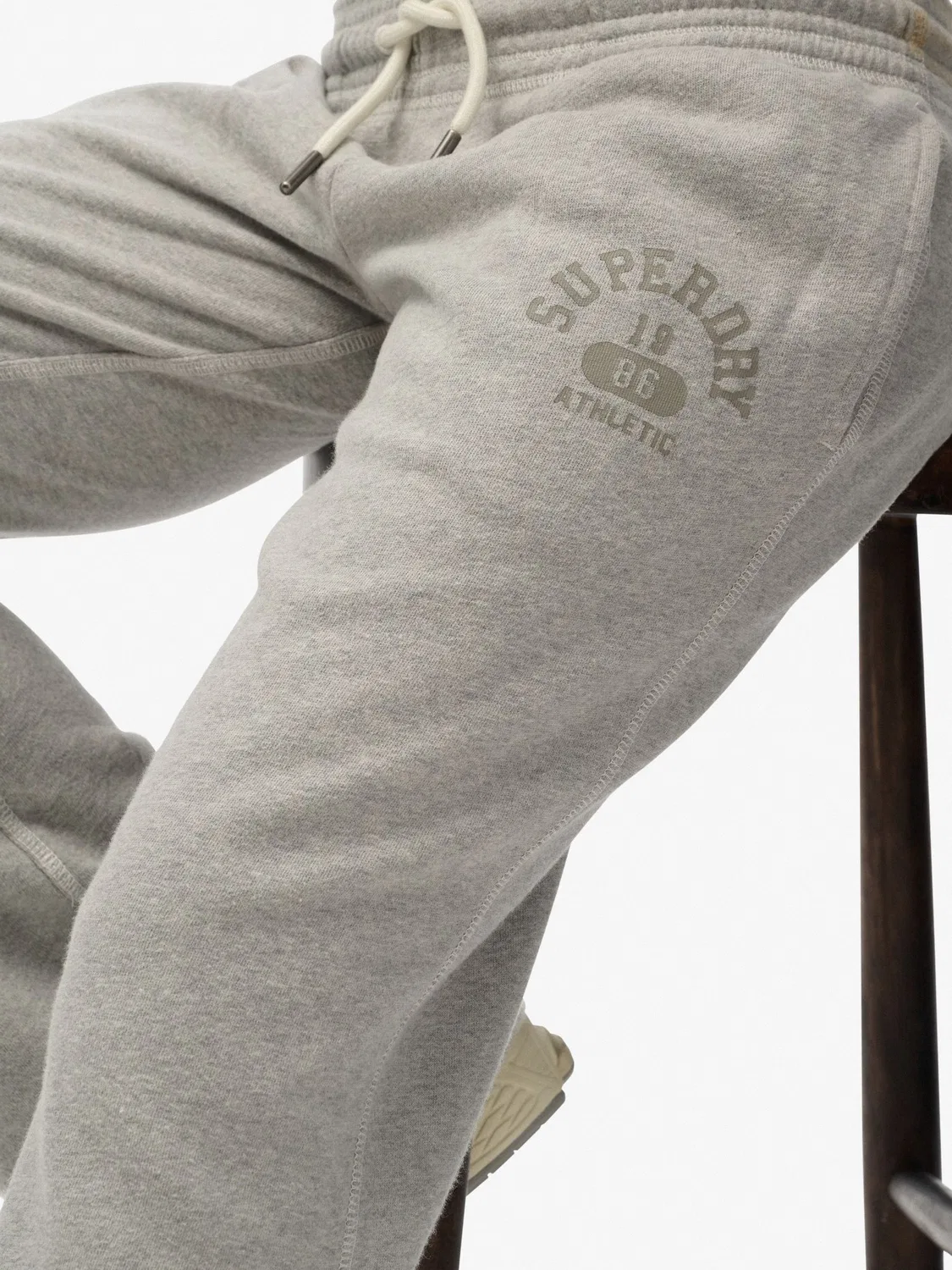 Джоггеры зауженные Athletic Essentials Low Rise Flare Superdry, светло-серый — фото 3