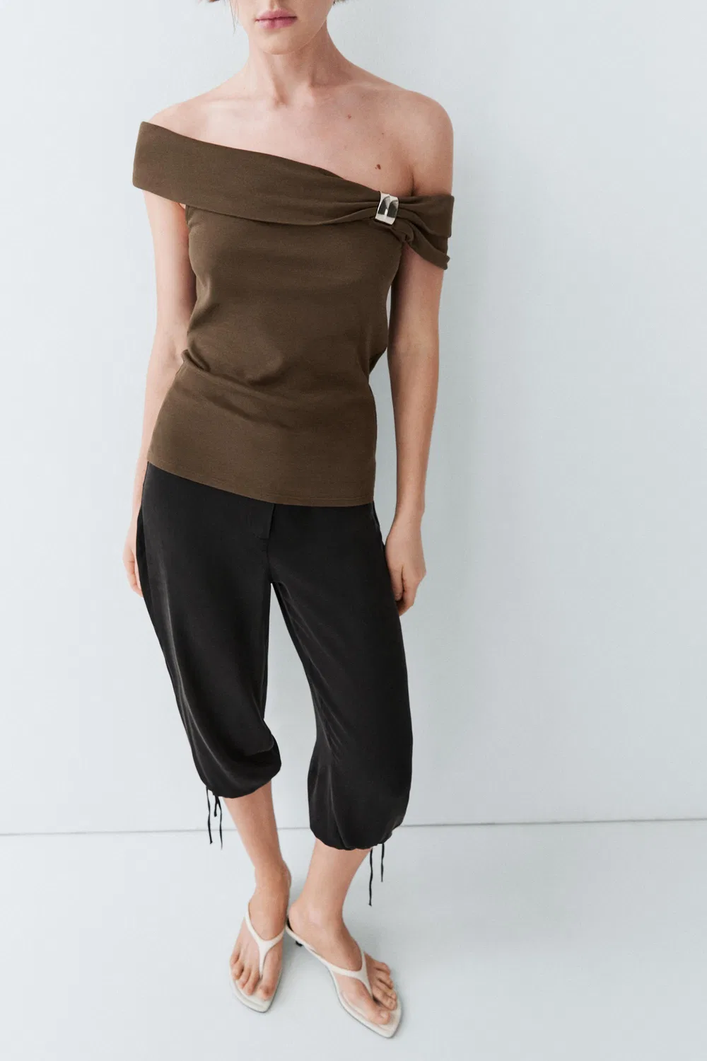 Топ Massimo Dutti, с открытыми плечами и декоративными стразами, хаки — фото 3