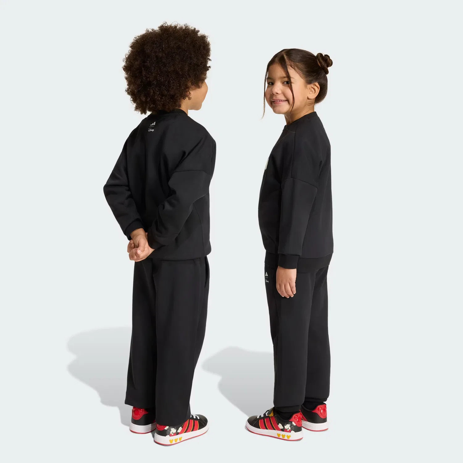Детский спортивный костюм с принтом Disney Mickey Mouse Adidas Sportswear, черный/молочно-белый — фото 2
